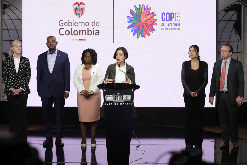 La ministra de Ambiente y Desarrollo Sostenible, Susana Muhamad (c), habla durante una rueda de prensa, este martes, en Bogotá, en donde se refirió a la COP16. La ministra de Ambiente y Desarrollo Sostenible, Susana Muhamad (c), habla durante una rueda de prensa, este martes, en Bogotá, en donde se refirió a la COP16.
