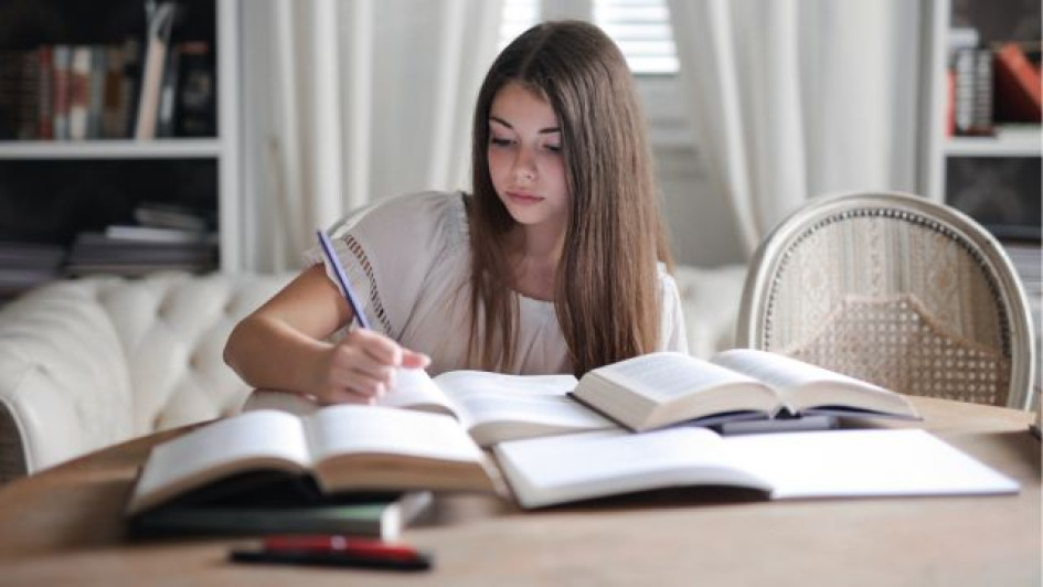 Como-estudiar-para-el-Icfes Niña estudiando en un escritorio con libros y cuadernos