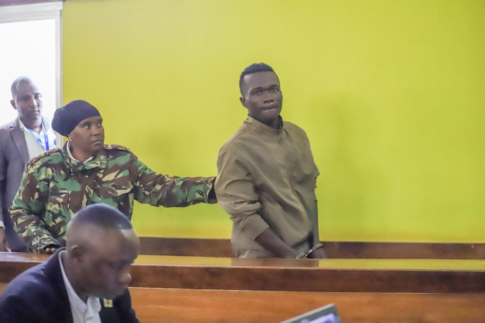 El principal sospechoso de los asesinatos de Kware, Collins Jomaisu Khalisia (d), asiste a una sesión judicial en los tribunales de Kiambu, condado de Kiambu, en Nairobi, Kenia, este 16 de julio de 2024. El jefe de la Dirección de Investigaciones Criminales anunció que, de 33 años, Khalisia confesó haber matado a 42 mujeres, incluida su esposa, desde 2022. El jefe de la Dirección de Investigaciones Criminales anunció que, de 33 años, Khalisia confesó haber matado a 42 mujeres, incluida su esposa, desde 2022.