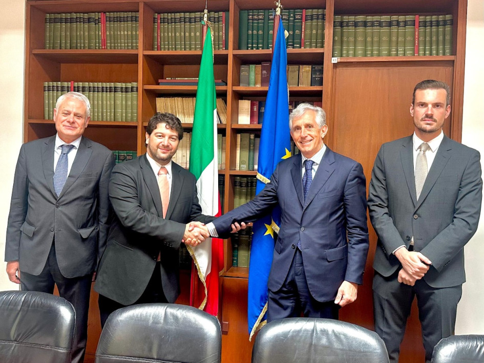 De izq. a der., el embajador de Italia en Colombia, Giancarlo Maria Curcio; el nuevo cónsul honorario para el Eje Cafetero, Guido Caciagli; el vicecapo de la Cancillería Consular, Paola Orsini. De izq. a der., el embajador de Italia en Colombia, Giancarlo Maria Curcio; el nuevo cónsul honorario para el Eje Cafetero, Guido Caciagli; el vicecapo de la Cancillería Consular, Paola Orsini.