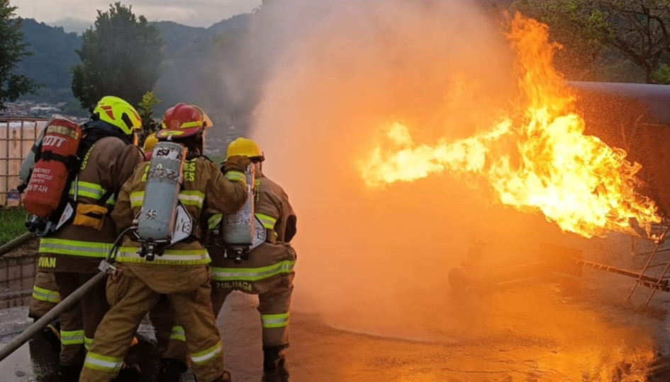 El Cuerpo Oficial de Bomberos de Manizales durante una emergencia de este año en la ciudad. El Cuerpo Oficial de Bomberos de Manizales durante una emergencia de este año en la ciudad.