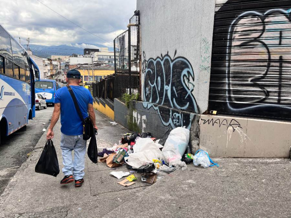 El andén a diario se convierte en un basurero para residentes, transeúntes y recicladores. El andén a diario se convierte en un basurero para residentes, transeúntes y recicladores.