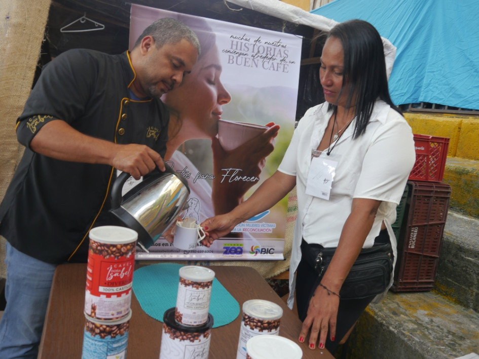 Dader Zea, dueño del Café Doña Isabel, y Tatiana Gutiérrez, de la Fundación Mujeres Víctimas para la Reconciliación, consolidaron una alianza para vender el producto. Parte de las ganancias se destina al apoyo de a mujeres enfermas de cáncer y maltratadas. Dader Zea, dueño del Café Doña Isabel, y Tatiana Gutiérrez, de la Fundación Mujeres Víctimas para la Reconciliación, consolidaron una alianza para vender el producto. Parte de las ganancias se destina al apoyo de a mujeres enfermas de cáncer y maltratadas.