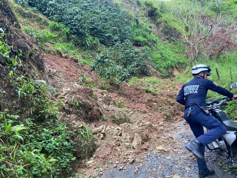 Bomberos atienden el derrumbe en Pensilvania, en el sector Bolivia - El Higuerón. En por lo menos nueve municipios de Caldas se presentaron deslizamientos en la mañana de este jueves, según la Secretaría de Infraestructura. Bomberos atienden el derrumbe en Pensilvania, en el sector Bolivia - El Higuerón. En por lo menos nueve municipios de Caldas se presentaron deslizamientos en la mañana de este jueves, según la Secretaría de Infraestructura.