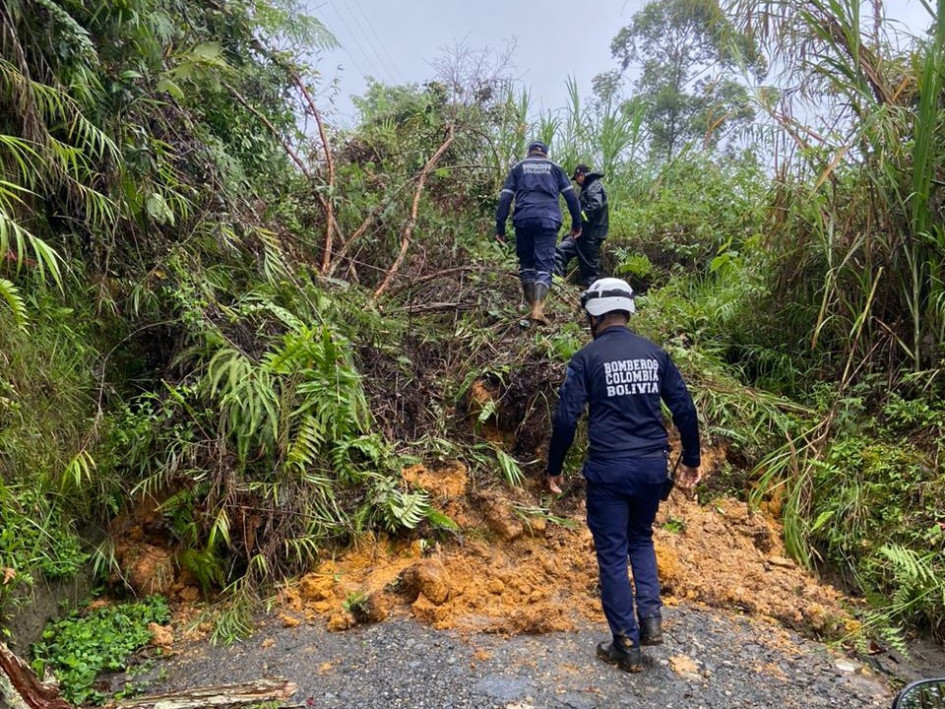 En la foto, bomberos del corregimiento Bolivia (Pensilvania) atienden un deslizamiento en El Higuerón. 21 rutas de Caldas tienen la movilidad afectada este jueves por derrumbes, construcciones de placas huella y obras de protección. En la foto, bomberos del corregimiento Bolivia (Pensilvania) atienden un deslizamiento en El Higuerón. 21 rutas de Caldas tienen la movilidad afectada este jueves por derrumbes, construcciones de placas huella y obras de protección.