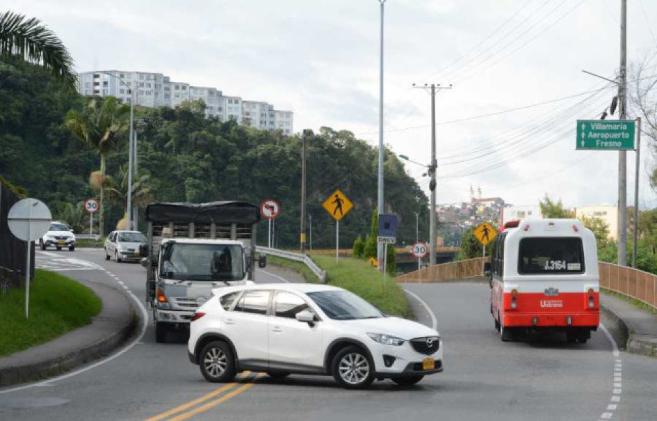 Los vehículos particulares también hacen el giro en U en la zona. Los vehículos particulares también hacen el giro en U en la zona.