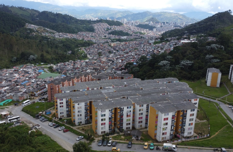 En primer plano el barrio San Sebastián en la comuna Ciudadela del Norte, con una vista a los barrios: Bosques del Norte, Samaria, Solferino, Sinaí, Villahermosa, La Leonora y sectores de la Avenida Santander, más el verde de Monteleón y el Cerro Sancancio. En primer plano el barrio San Sebastián en la comuna Ciudadela del Norte, con una vista a los barrios: Bosques del Norte, Samaria, Solferino, Sinaí, Villahermosa, La Leonora y sectores de la Avenida Santander, más el verde de Monteleón y el Cerro Sancancio.