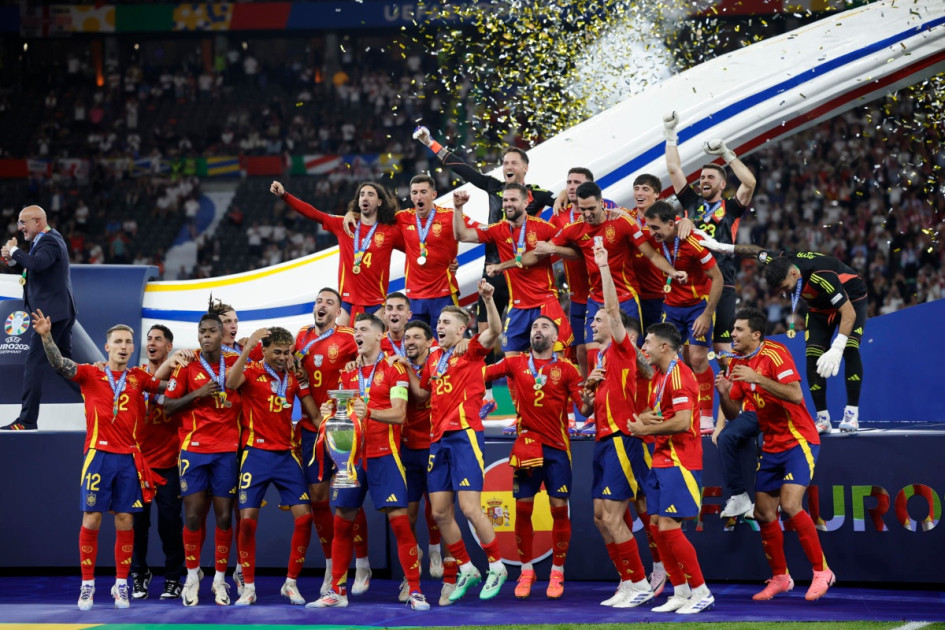 El capitán de la selección española Álvaro Morata (c) levanta el trofeo junto a sus compañeros durante la celebración de la victoria de la Eurocopa, en el estadio Olímpico de Berlín. El capitán de la selección española Álvaro Morata (c) levanta el trofeo junto a sus compañeros durante la celebración de la victoria de la Eurocopa, en el estadio Olímpico de Berlín.