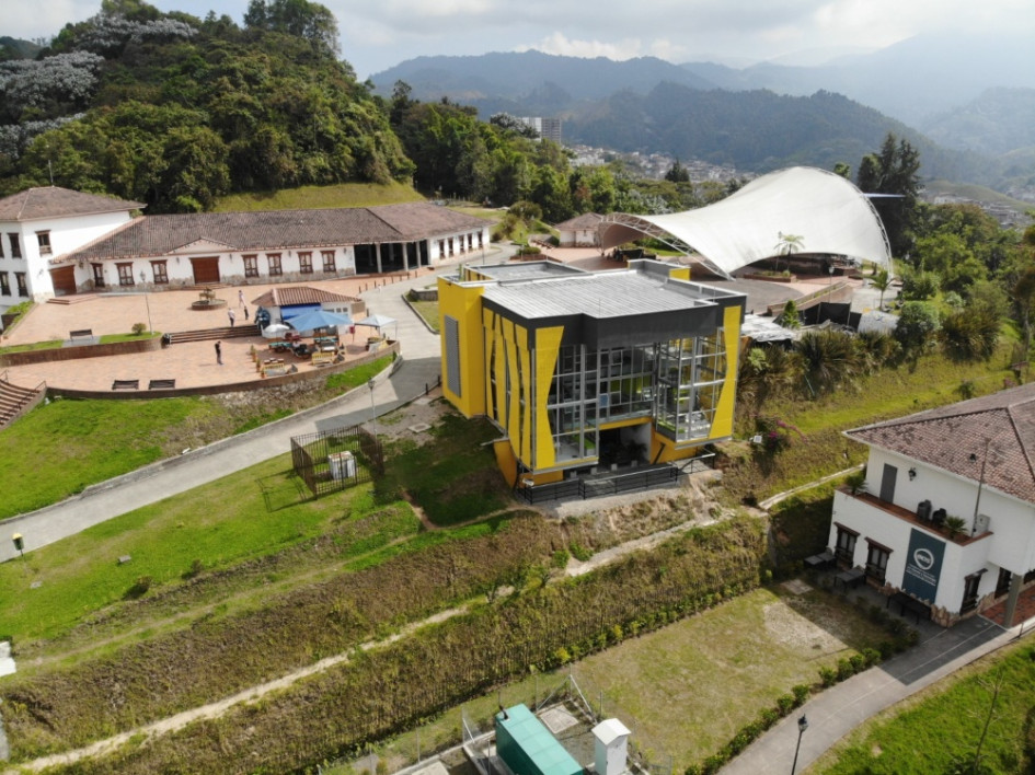 La estación del cable aéreo en Los Yarumos dejó de funcionar en el 2012. Una acción popular hizo que se adaptara la construcción y ahora la utiliza una secretaría de la Alcaldía de Manizales. En fotos, vea las adaptaciones hechas a la obra. La estación del cable aéreo en Los Yarumos dejó de funcionar en el 2012. Una acción popular hizo que se adaptara la construcción y ahora la utiliza una secretaría de la Alcaldía de Manizales. En fotos, vea las adaptaciones hechas a la obra.