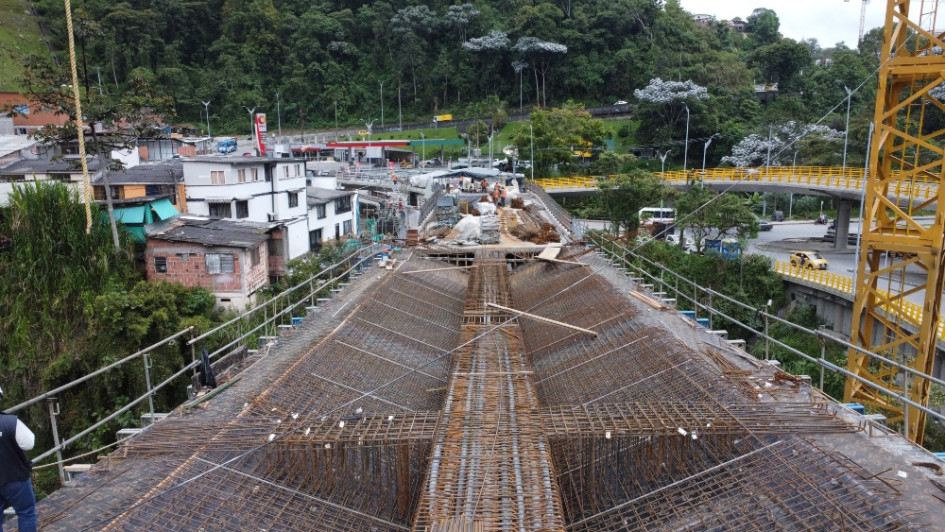 Las obras en el intercambiador vial Los Cedros tienen plazo hasta finales de este año. A falta de un semestre para entregar la construcción, conozca el avance de los trabajos. La Alcaldía de Manizales reitera que no habrá más prórrogas y cuestiona la planeación del proyecto, iniciado en la Administración de Carlos Mario Marín. Las obras en el intercambiador vial Los Cedros tienen plazo hasta finales de este año. A falta de un semestre para entregar la construcción, conozca el avance de los trabajos. La Alcaldía de Manizales reitera que no habrá más prórrogas y cuestiona la planeación del proyecto, iniciado en la Administración de Carlos Mario Marín.