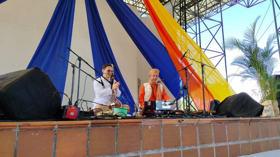 Meditación de apertura con Santiago Alzate y el pediatra Carlos Montoya Meditación de apertura con Santiago Alzate y el pediatra Carlos Montoya