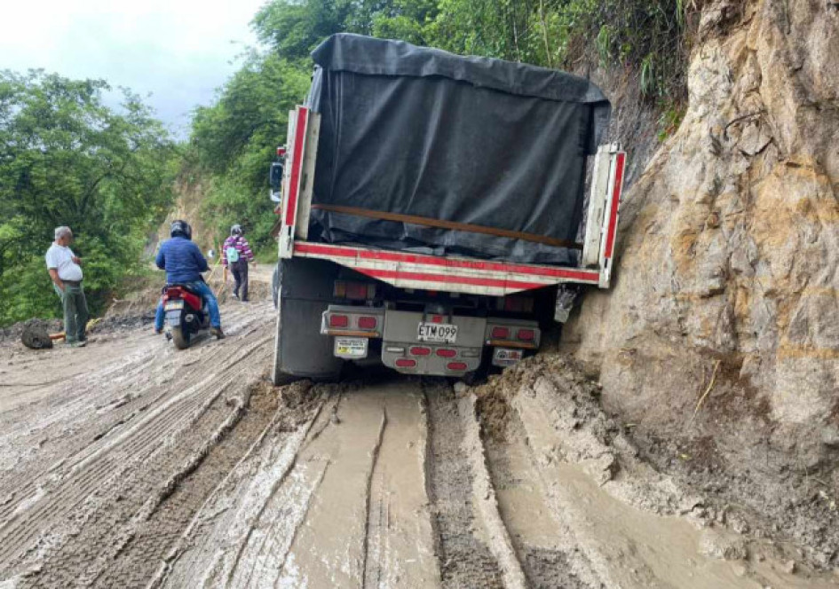 Desde el inicio de la temporada de lluvias, en la vía Arma (Aguadas) - La Pintada (Antioquia) se reporta que el río Arma se está llevando parte de la banca vial. Conozca las 14 rutas afectadas por cierres totales o pasos restringidos en el departamento. Desde el inicio de la temporada de lluvias, en la vía Arma (Aguadas) - La Pintada (Antioquia) se reporta que el río Arma se está llevando parte de la banca vial. Conozca las 14 rutas afectadas por cierres totales o pasos restringidos en el departamento.