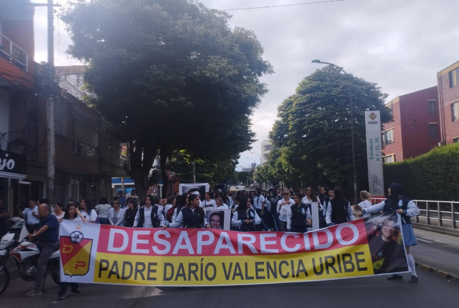 En Pereira comenzó desde la mañana una marcha de pañuelos blancos que exige respuestas por el padre Darío. En Pereira comenzó desde la mañana una marcha de pañuelos blancos que exige respuestas por el padre Darío.