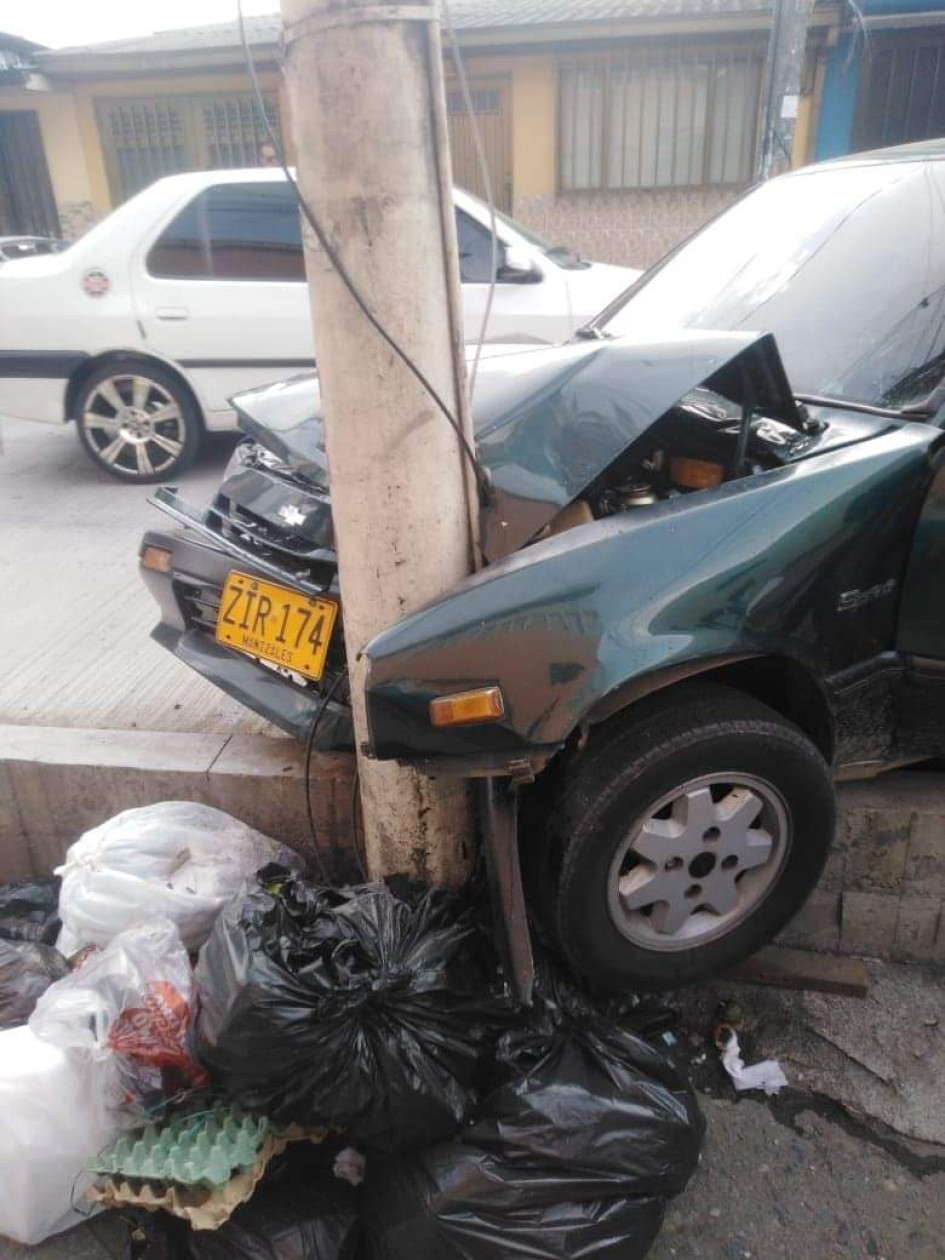 Carro que chocó en Villamaría Carro que chocó en Villamaría