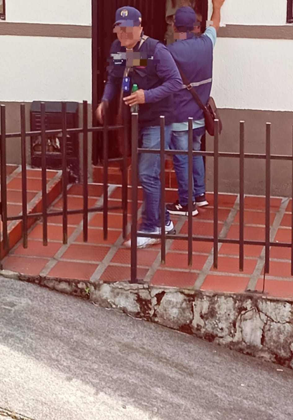 Personas que van por los barrios Personas que van por los barrios