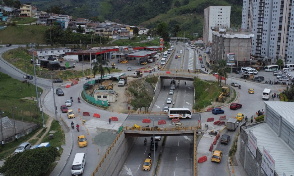El intercambiador vial de Los Cámbulos, en Manizales, debía entregarse en septiembre del 2023. En agosto del 2024 se cumplen 11 meses de retraso. El Invías promete nueva fecha para culminar la obra, ¿cuándo la terminaría? El intercambiador vial de Los Cámbulos, en Manizales, debía entregarse en septiembre del 2023. En agosto del 2024 se cumplen 11 meses de retraso. El Invías promete nueva fecha para culminar la obra, ¿cuándo la terminaría?