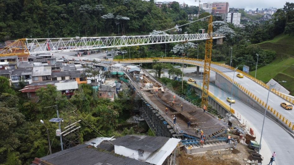 En el intercambiador vial Los Cedros avanza la construcción del puente 2, que conduciría de la Universidad Autónoma a Mall Plaza. En enero del 2024 se habilitó el paso por el puente 1, en el sentido inverso. LA PATRIA le presenta el estado de las obras y las tareas pendientes. En el intercambiador vial Los Cedros avanza la construcción del puente 2, que conduciría de la Universidad Autónoma a Mall Plaza. En enero del 2024 se habilitó el paso por el puente 1, en el sentido inverso. LA PATRIA le presenta el estado de las obras y las tareas pendientes.
