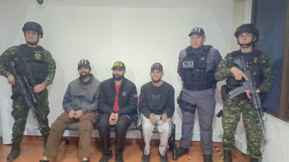 Tres personas naturales de India fueron rescatadas por el Ejército en Ipiales (Nariño). Tres personas naturales de India fueron rescatadas por el Ejército en Ipiales (Nariño).