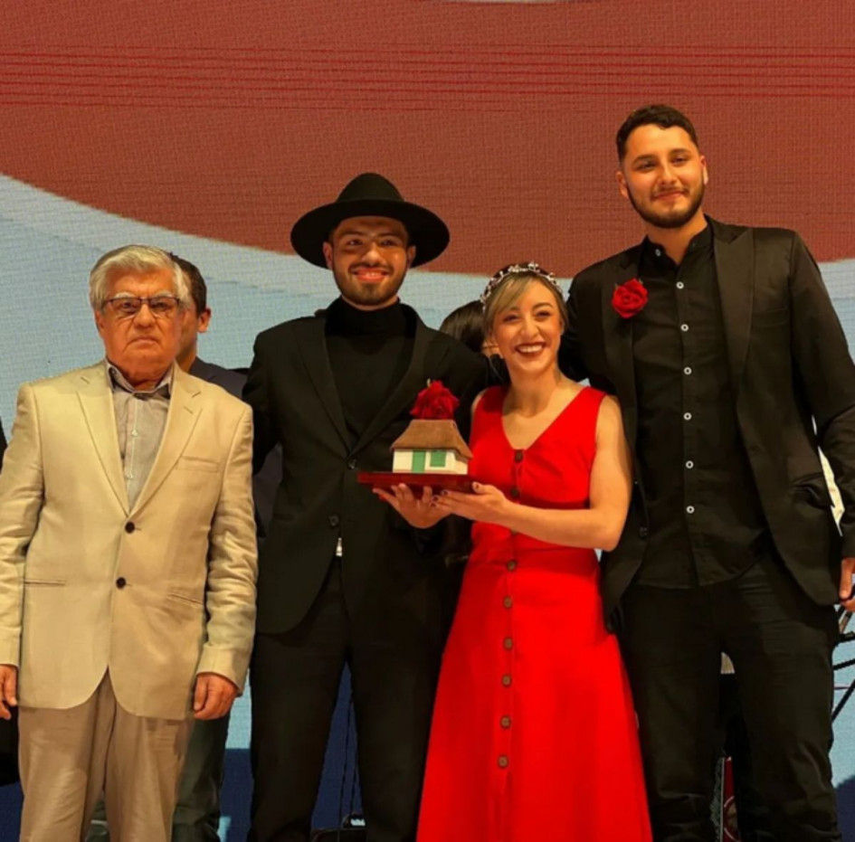 Juan Esteban Isaza Gaviria, de sombrero, recibió el premio como mejor solista vocal en el la 36 edición del Festival Hatoviejo Cotrafa. Juan Esteban Isaza Gaviria, de sombrero, recibió el premio como mejor solista vocal en el la 36 edición del Festival Hatoviejo Cotrafa.