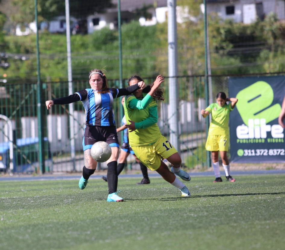 Jenny Viviana Echeverri Vinasco (azul) lideró desde la defensa el triunfo de Athletic Alianza (3-1) sobre Dosquebradas B. Su equipo es el máximo candidato al título. Jenny Viviana Echeverri Vinasco (azul) lideró desde la defensa el triunfo de Athletic Alianza (3-1) sobre Dosquebradas B. Su equipo es el máximo candidato al título.