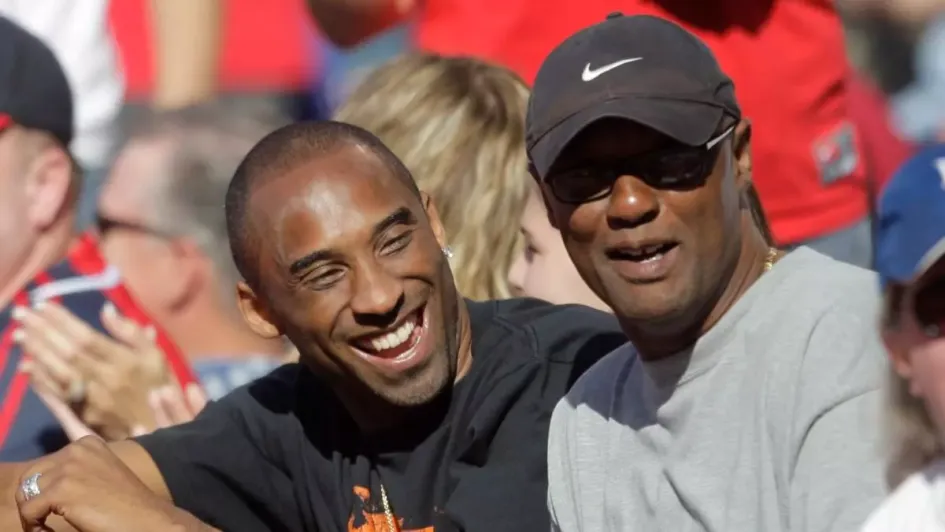 Joe Bryant (de gorra), junto a su hijo, el también fallecido Kobe Bryant. Joe Bryant (de gorra), junto a su hijo, el también fallecido Kobe Bryant.