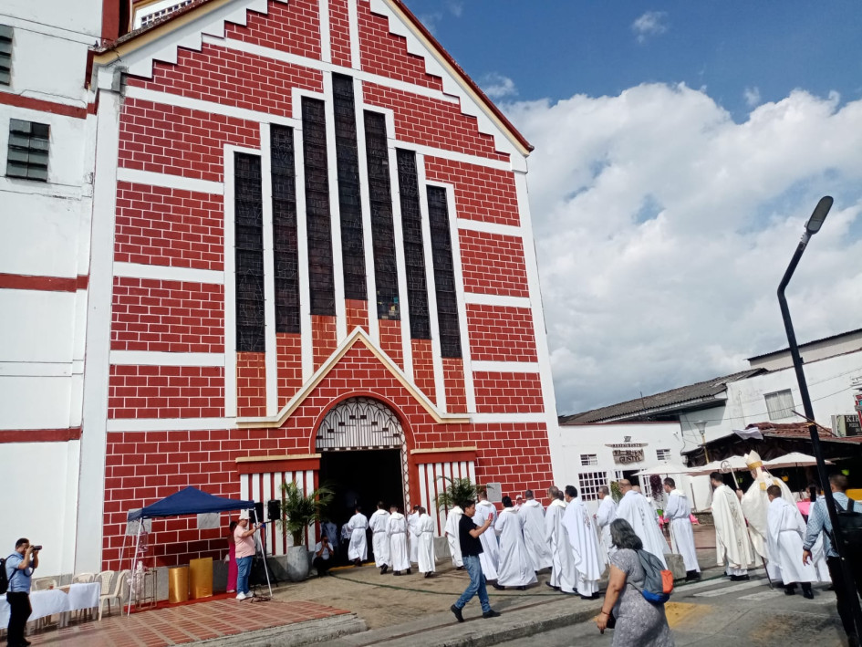 Con una misa de acción de gracias y con la presencia de 17 sacerdotes y el arzobispo de Manizales se celebró este jueves el jubileo del templo Santa Bárbara de Palestina. El Año Jubilar se extenderá hasta el 11 de julio del 2025. Con una misa de acción de gracias y con la presencia de 17 sacerdotes y el arzobispo de Manizales se celebró este jueves el jubileo del templo Santa Bárbara de Palestina. El Año Jubilar se extenderá hasta el 11 de julio del 2025.