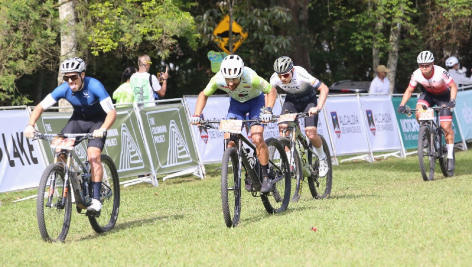Yeison Rincón (centro), de de 100% Huevos - Alcaldía de Manizales - Gobernación de Caldas, ganó este lunes la primera etapa de la Leyenda del Dorado. Leyenda del Dorado MTB