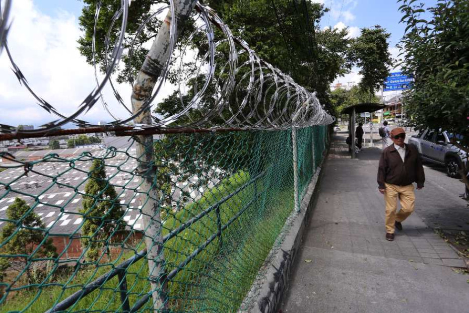 Foto| Luis Trejos | La Patria Este es el alambre que incomoda a un transeúnte y que solicita tenga una altura más prudente para evitar que una persona se lastime con el material. Foto| Luis Trejos | La Patria Este es el alambre que incomoda a un transeúnte y que solicita tenga una altura más prudente para evitar que una persona se lastime con el material.