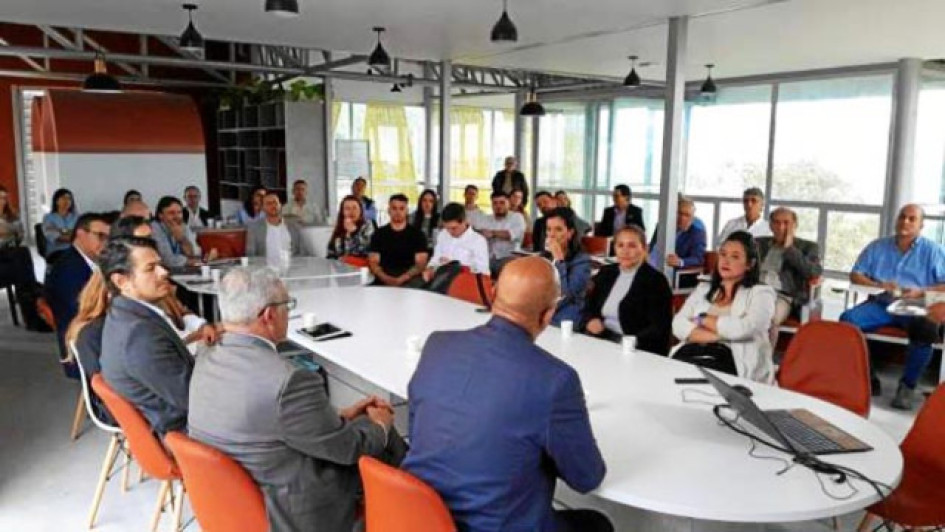 Cerca de 50 empresarios y académicos caldenses se reunieron el martes con el embajador de República Dominicana, Félix Aracena Vargas Cerca de 50 empresarios y académicos caldenses se reunieron el martes con el embajador de República Dominicana, Félix Aracena Vargas