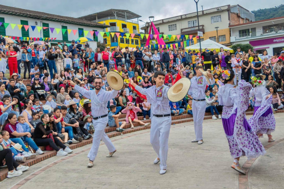 En Manzanares durante el fin de semana las danzas también tuvieron su espacio para bailar en el parque principal del municipio. Manzanares