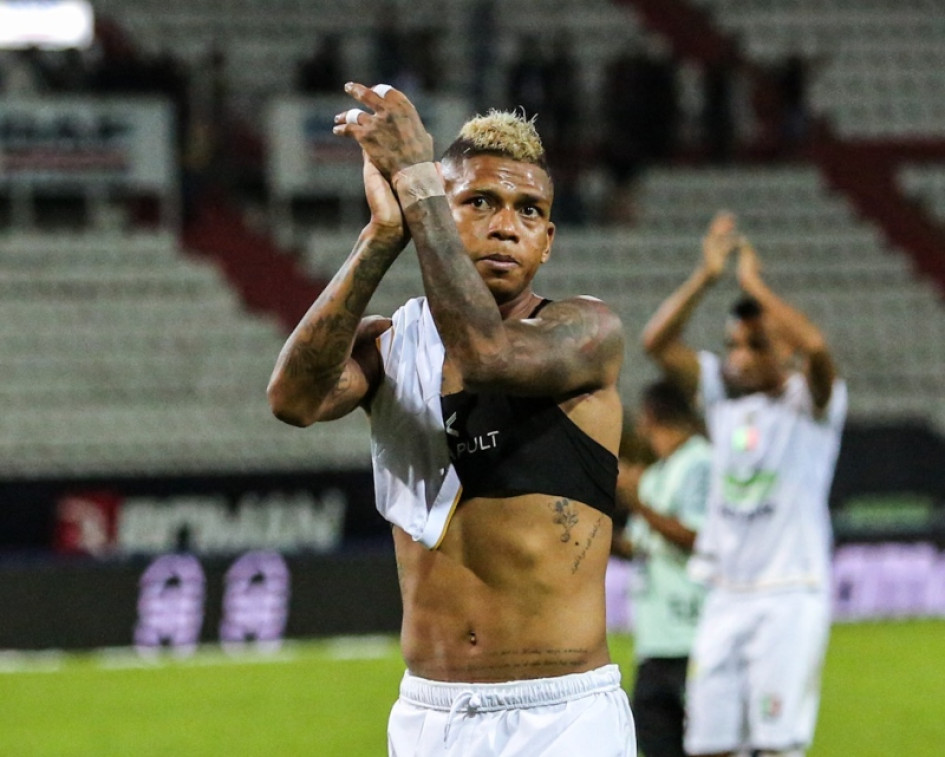 Billy Arce, ecuatoriano, pasó por el Once Caldas, equipo que reclama derechos sobre su futuro. Billy Arce, ecuatoriano, pasó por el Once Caldas, equipo que reclama derechos sobre su futuro.