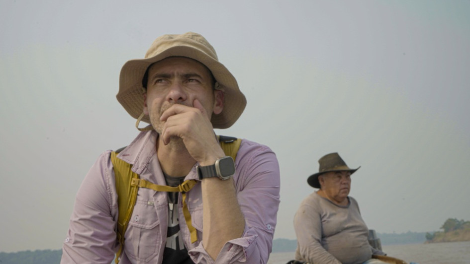 Mauricio Salazar navegando el río Meta junto a Jairo Castiblanco, nieto del último cazador de cocodrilos del Orinoco. Orocué, Casanare. Mauricio Salazar navegando el río Meta junto a Jairo Castiblanco, nieto del último cazador de cocodrilos del Orinoco. Orocué, Casanare.