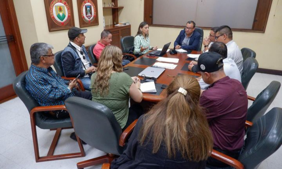 La reserva activa de la Fuerza Pública se reunió con el secretario de Gobierno de Caldas, Jorge Andrés Gómez, y la diputada Karen Suárez para hablar de la Ley de Veteranos. La reserva activa de la Fuerza Pública se reunió con el secretario de Gobierno de Caldas, Jorge Andrés Gómez, y la diputada Karen Suárez para hablar de la Ley de Veteranos.