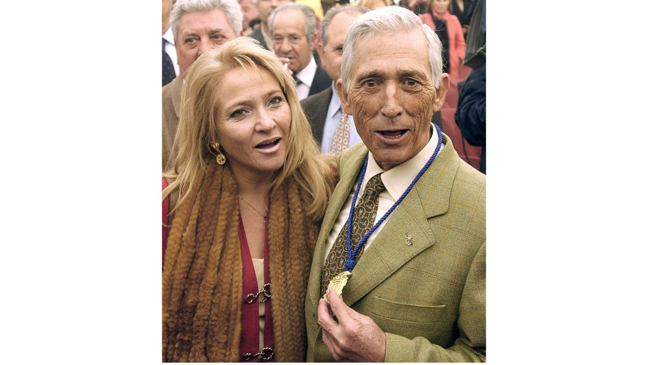 El torero español Paco Camino, junto a su esposa Isabel Sánchez en el 2004. El torero español Paco Camino, junto a su esposa Isabel Sánchez en el 2004.