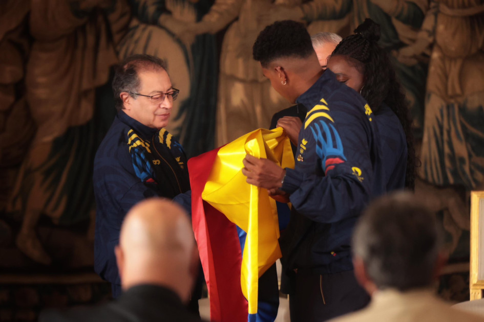 El pasado 3 de julio, el presidente Gustavo Petro les entregó la bandera de Colombia a los deportistas que representarán al país en los Juegos Olímpicos París 2024. El pasado 3 de julio, el presidente Gustavo Petro les entregó la bandera de Colombia a los deportistas que representarán al país en los Juegos Olímpicos París 2024.