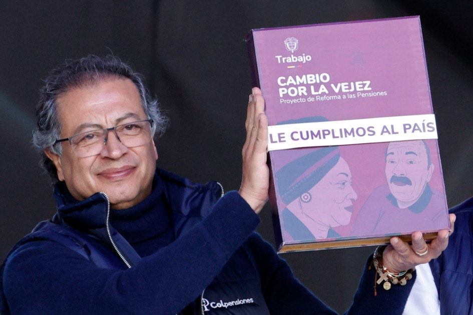 Conozca qué cambios implicará en su cotización la reforma pensional aprobada por el Congreso, que entraría en vigencia el 1 de julio del 2025. El presidente Petro sanciona este martes la ley. Además, identifique las virtudes y los defectos del nuevo sistema de pensiones. Conozca qué cambios implicará en su cotización la reforma pensional aprobada por el Congreso, que entraría en vigencia el 1 de julio del 2025. El presidente Petro sanciona este martes la ley. Además, identifique las virtudes y los defectos del nuevo sistema de pensiones.