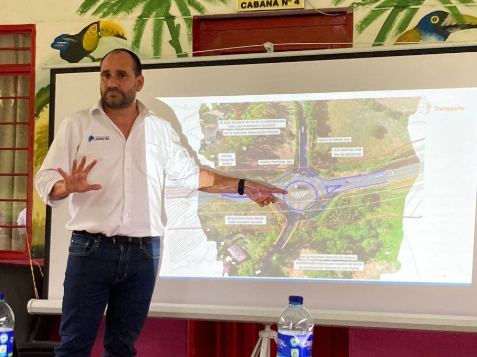 Diseño de glorieta en Las Margaritas, sobre la vía Pacífico Tres. Santiago Pérez, gerente de Pacífico Tres, muestra el diseño inicial de la glorieta.