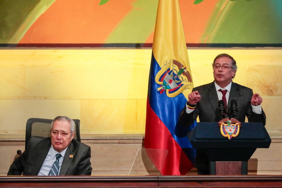 El presidente de Colombia, Gustavo Petro (d) habla junto al presidente del Senado, Iván Name (i), durante la instalación de las sesiones ordinarias del Congreso. El presidente de Colombia, Gustavo Petro (d) habla junto al presidente del Senado, Iván Name (i), durante la instalación de las sesiones ordinarias del Congreso.