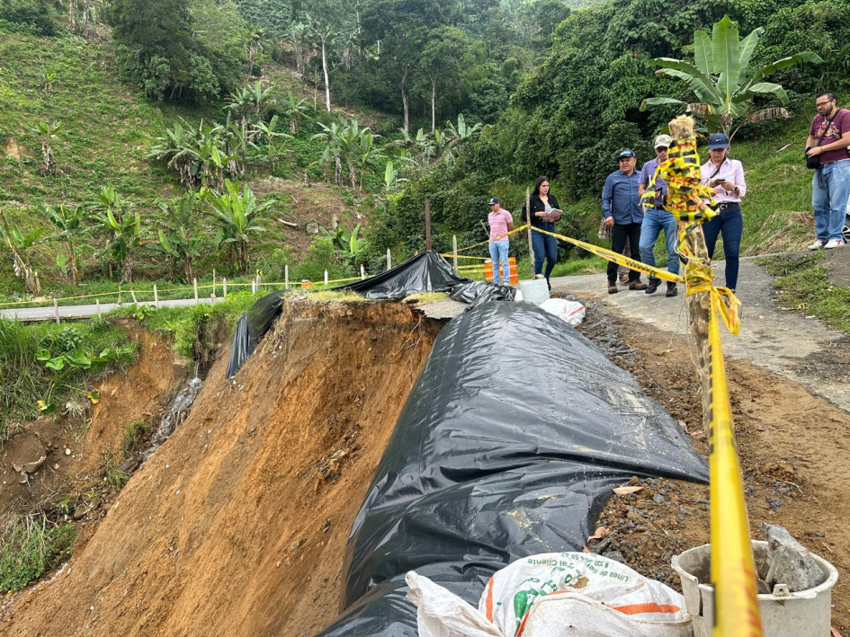En la vía Riosucio - Bonafont una falla geológica ha generado inestabilidad en la vía. En la vía Riosucio - Bonafont una falla geológica ha generado inestabilidad en la vía.