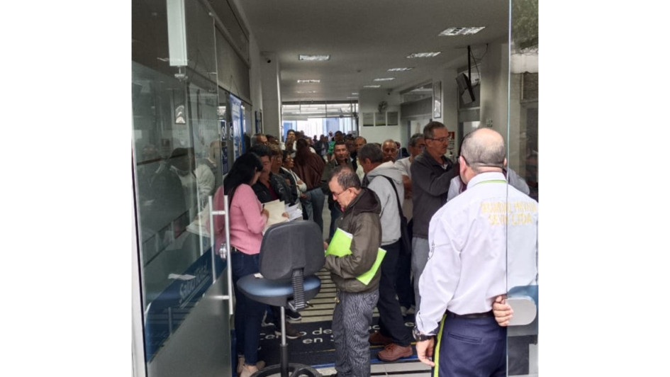 El Centro de Soluciones de Salud de esta aseguradora está en el local 101 del edificio Bulevar El Cable (carrera 23B No. 64 - 22). Del punto, los usuarios han criticado el hacinamiento. El Centro de Soluciones de Salud de esta aseguradora está en el local 101 del edificio Bulevar El Cable (carrera 23B No. 64 - 22). Del punto, los usuarios han criticado el hacinamiento.