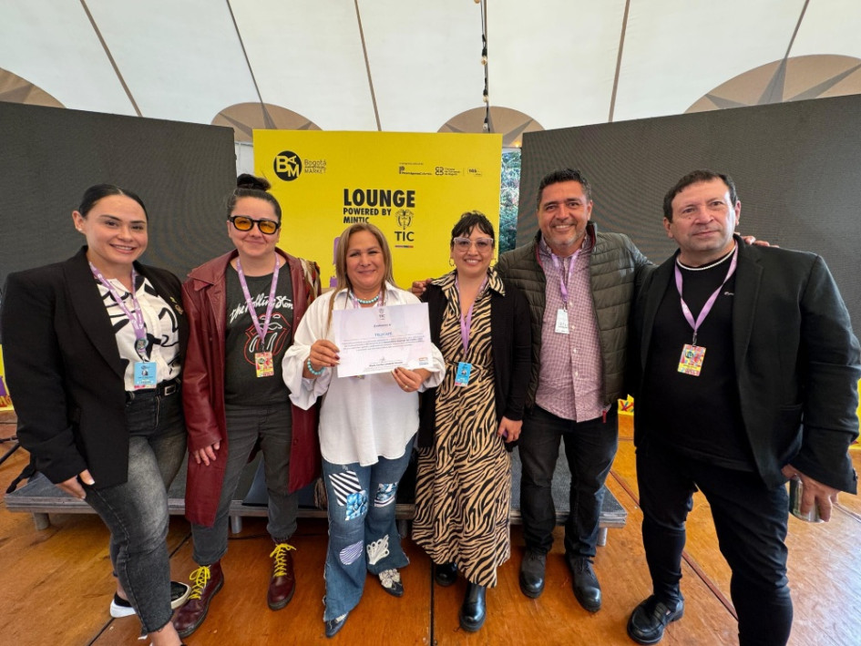 La gerente de Telecafé, Amanda Jaimes (centro) con Lizzett Hincapié que es la coordinadora de producción y programación del canal, Wilmer Soto que es un productor y jurados del evento. La gerente de Telecafé, Amanda Jaimes (centro) con Lizzett Hincapié que es la coordinadora de producción y programación del canal, Wilmer Soto que es un productor y jurados del evento.