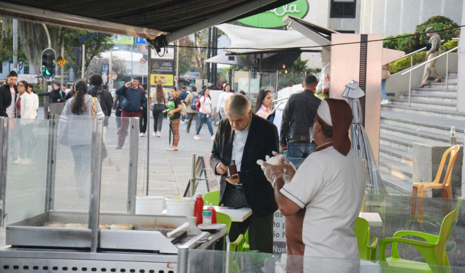 Terraza comercial en El Cable, uno de los sectores en los que se reglamentaría el uso del espacio público en Manizales. El cobro y las reglas del uso del espacio público a privados estarían listos en un mes, según el secretario de Planeación de Manizales. Terraza comercial en El Cable, uno de los sectores en los que se reglamentaría el uso del espacio público en Manizales. El cobro y las reglas del uso del espacio público a privados estarían listos en un mes, según el secretario de Planeación de Manizales.