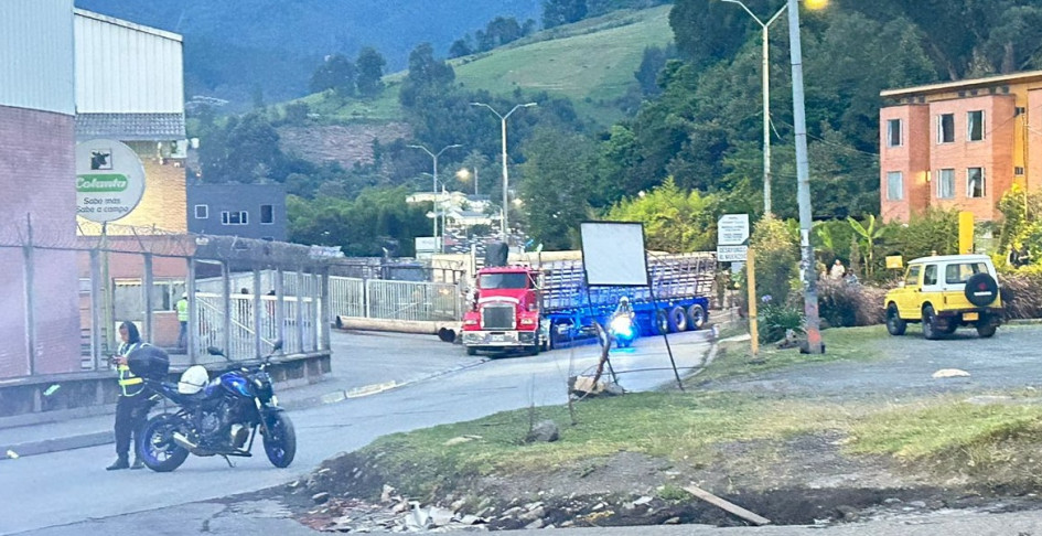 El accidente sucedió antes del desvío para dirigirse hacia la vereda Gallinazo de Villamaría, frente a las instalaciones de Colanta. El accidente sucedió antes del desvío para dirigirse hacia la vereda Gallinazo de Villamaría, frente a las instalaciones de Colanta.