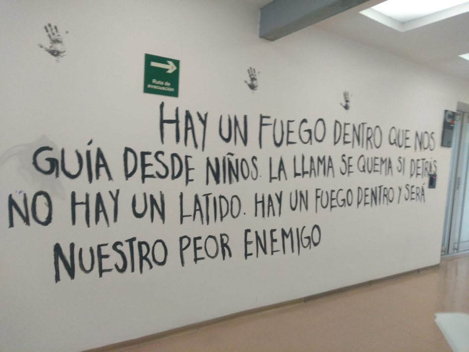 “Las paredes son la imprenta de los pueblos”, reza una de las frases plasmadas en las paredes del campus Palogrande de la Universidad Nacional sede Manizales, recién desbloqueado. “Las paredes son la imprenta de los pueblos”, reza una de las frases plasmadas en las paredes del campus Palogrande de la Universidad Nacional sede Manizales, recién desbloqueado.