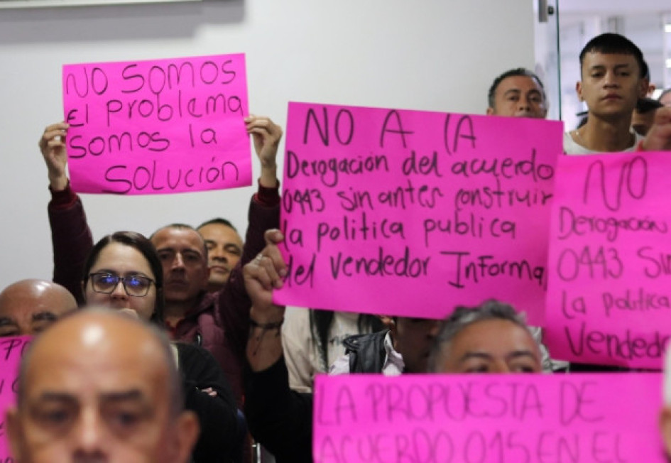 Comerciantes informales de Manizales acudieron ayer al Concejo para participar en el debate del proyecto de acuerdo que busca regular el uso del espacio público en la ciudad a través de cobros. Lograron mantener vigente el acuerdo 0443, que rige al sector desde 1999. Comerciantes informales de Manizales acudieron ayer al Concejo para participar en el debate del proyecto de acuerdo que busca regular el uso del espacio público en la ciudad a través de cobros. Lograron mantener vigente el acuerdo 0443, que rige al sector desde 1999.