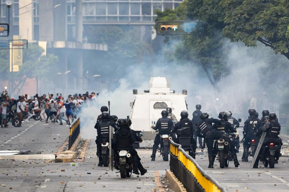 La incertidumbre y las confrontaciones se tomaron las calles de decenas de ciudades en Venezuela. La incertidumbre y las confrontaciones se tomaron las calles de decenas de ciudades en Venezuela.