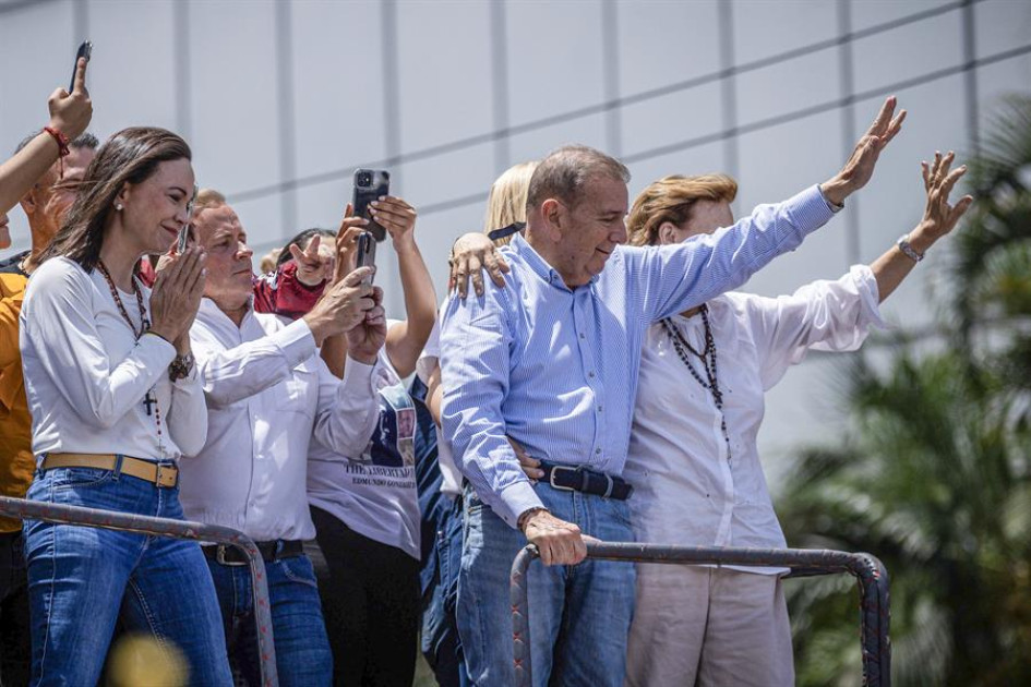 La líder opositora venezolana María Corina Machado (izq.) y el candidato a la presidencia de Venezuela Edmundo González Urrutia (der.) participaron en una manifestación este martes, en Caracas. La líder opositora venezolana María Corina Machado (izq.) y el candidato a la presidencia de Venezuela Edmundo González Urrutia (der.) participaron en una manifestación este martes, en Caracas.