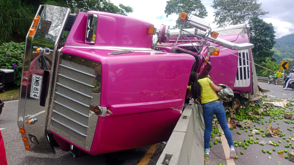 El accidente se presentó en el carril de descenso hacia Chinchiná. El accidente se presentó en el carril de descenso hacia Chinchiná.