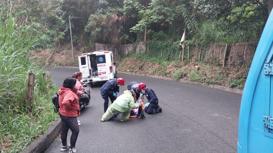 La joven sufrió lesiones leves tras resbalar en su moto en la vía a La Linda.
