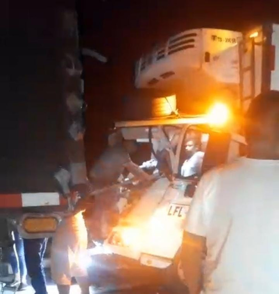 Un conductor de camión resultó herido al chocar en su camión con otros cuatro vehículos. Un conductor de camión resultó herido al chocar en su camión con otros cuatro vehículos.